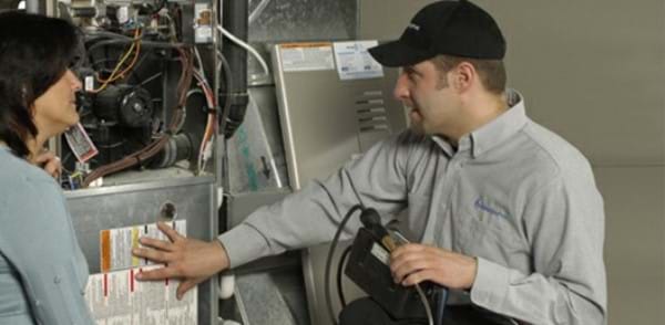 technician with a cap and client